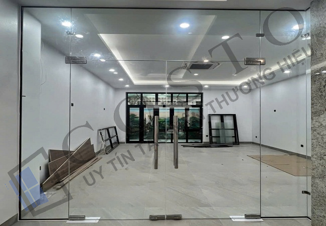 Giá cửa kính cường lực 2 cánh bao nhiêu?