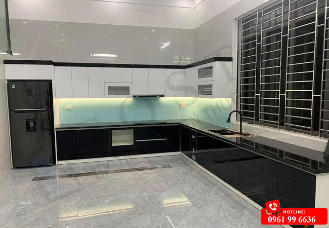 Kính cường lực ốp tường bếp là gì? Ưu điểm nổi bật ra sao?