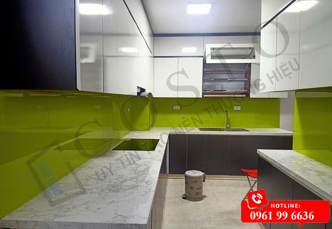 Chia sẻ thật về kính dán tường bếp sau thời gian dùng