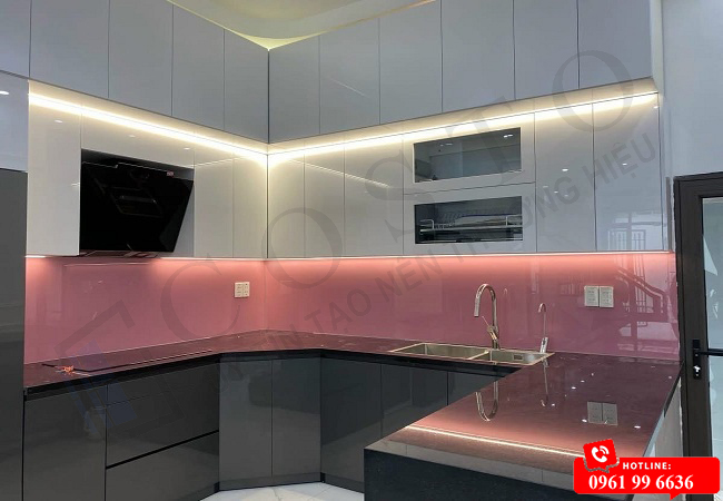 Vì sao cùng kính ốp bếp nhưng giá chênh lệch rất lớn?