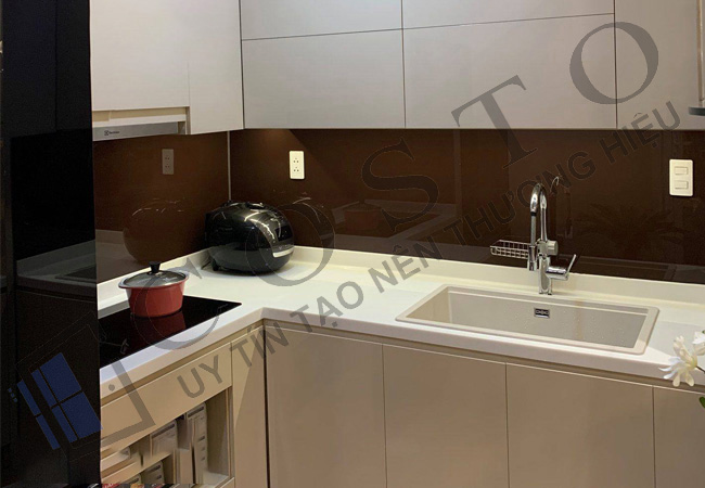 So sánh kính ốp bếp với các vật liệu khác