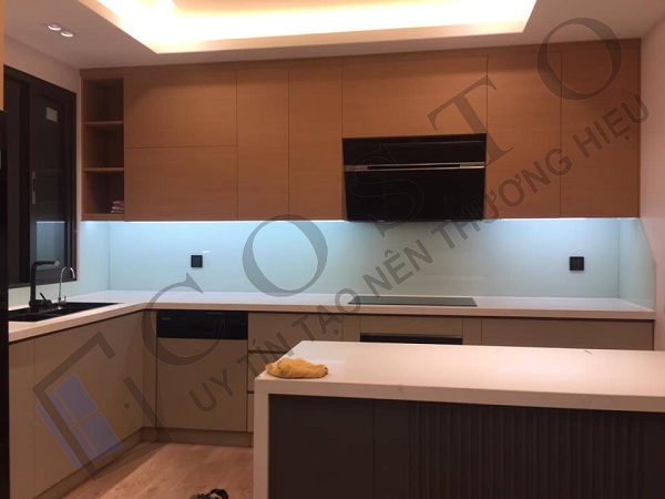 Kính ốp bếp màu trắng sữa giá tốt tại Hà Nội