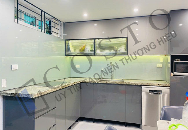 Vì sao kính ốp tường bếp là lựa chọn phổ biến?
