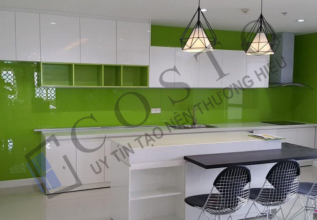 Kính sơn ốp bếp đẹp, bền, giá tốt – Thi công chuyên nghiệp