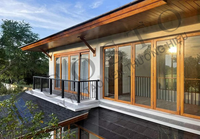 Mẫu cửa nhôm kính 4 cánh vân gỗ được quan tâm nhiều nhất!
