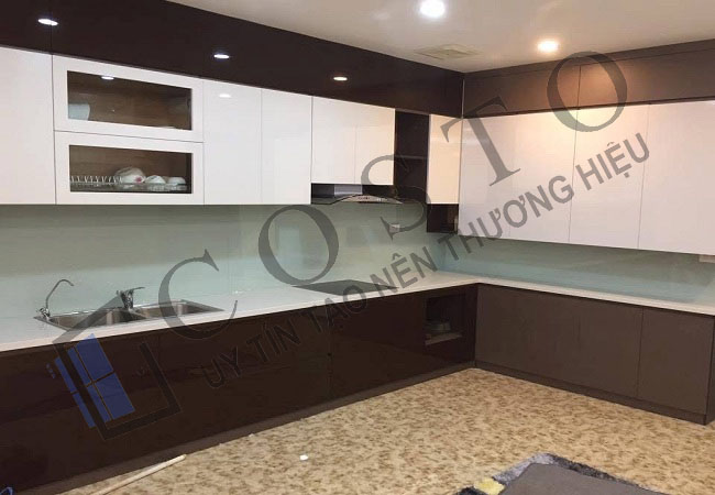 Gợi ý màu kính bếp đẹp cho căn hộ nhỏ, hẹp