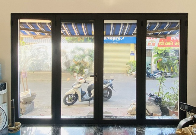 lắp cửa nhôm trước hay sơn trước