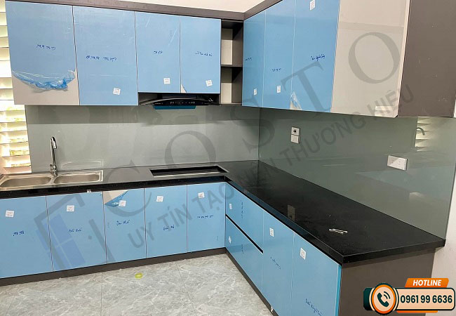 Màu kính bếp hợp phong thủy