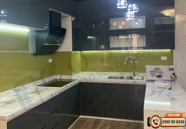 mẫu kính màu bếp đẹp