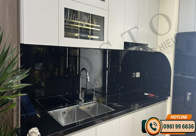mẫu kính màu ốp bếp