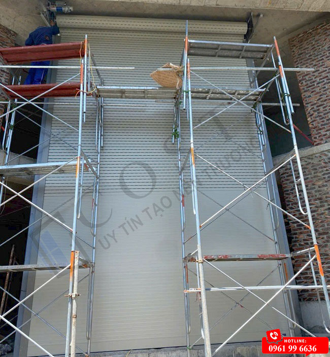 thi công cửa cuốn khe thoáng trọn gói