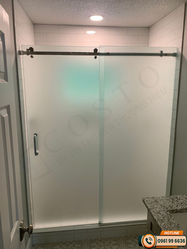 vách kính nhà tắm mờ