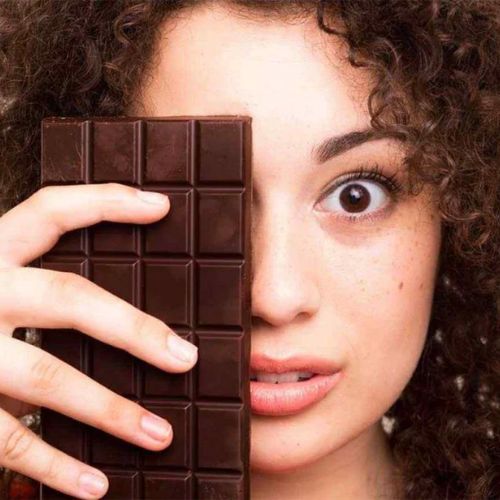 Liệu ăn socola có dễ bị nổi mụn không?