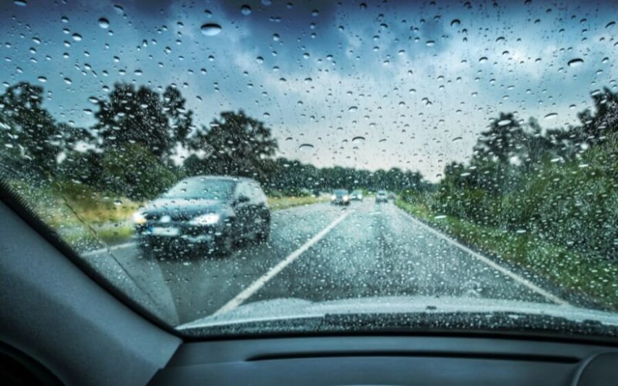 Lái xe trời mưa an toàn – Kinh nghiệm, nguyên tắc và phụ kiện cần thiết