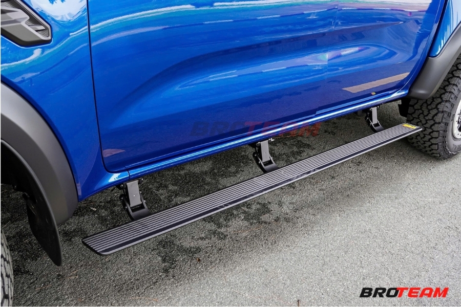 Bệ bước điện giúp việc lên xuống Ford Ranger Raptor thuận tiện hơn