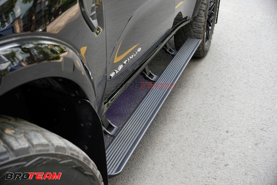 Ford Everest Platinum nâng cấp bệ bước điện