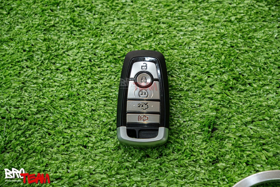 Chìa Mustang 5 nút đề nổ từ xa cho các dòng xe Ford