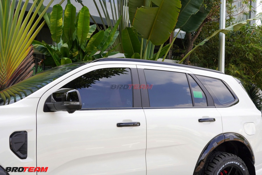 Sơn đen các chi tiết chrome Ford Everest