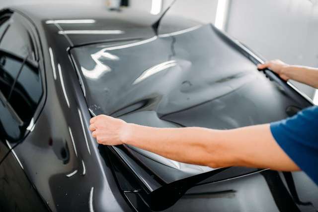 dán phim cách nhiệt kính lái xe hơi