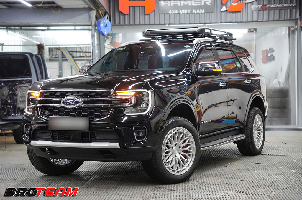 Gói độ Ford Everest màu đen nhẹ