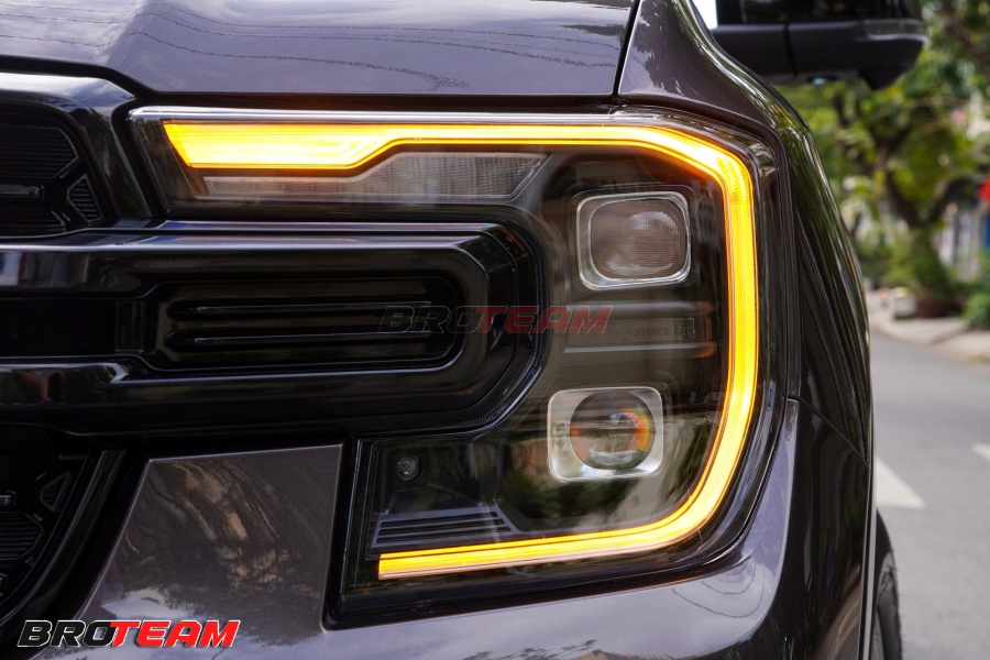 Độ mí LED chữ C cho Ford Everest