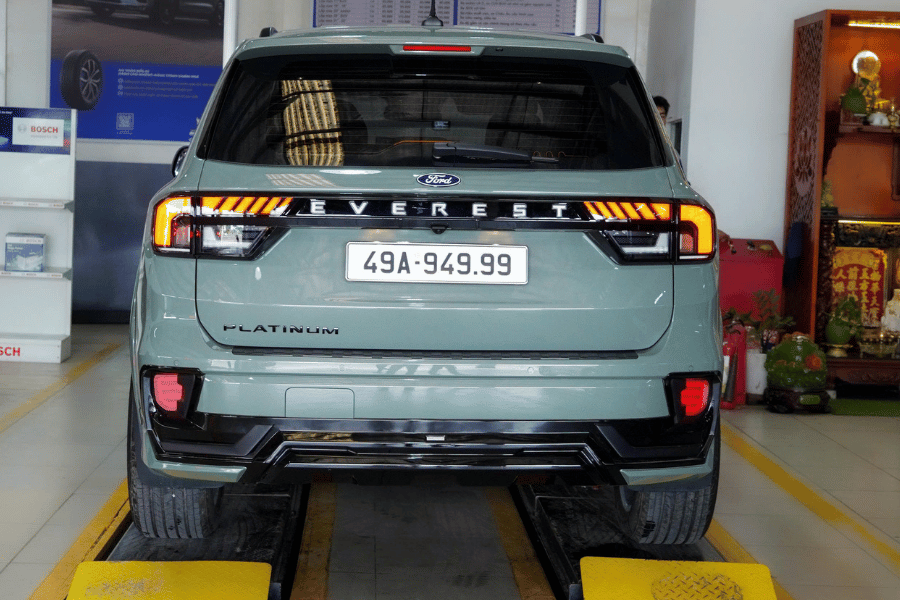 Cân chỉnh thước lái và góc đặt bánh xe Ford Everest