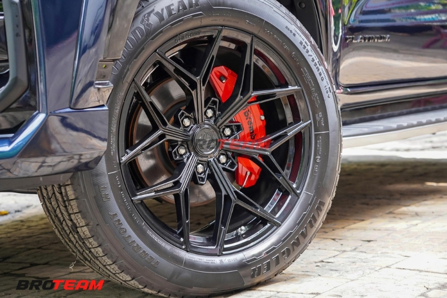 Lốp Goodyear Bản Rộng Đồng Bộ Với Ốp Cua Lốp