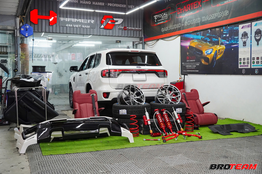 Ford Everest lên đồ chơi cao cấp