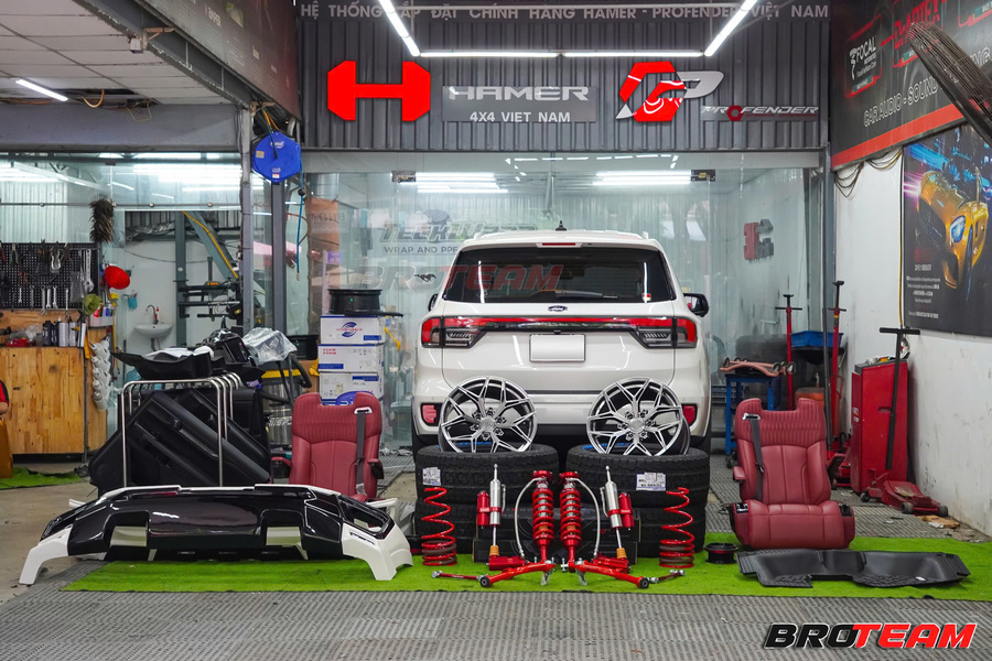 Ford Everest lên đồ chơi cao cấp