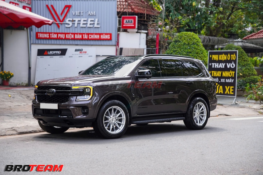 Ford Everest nâng cấp nhẹ 2026