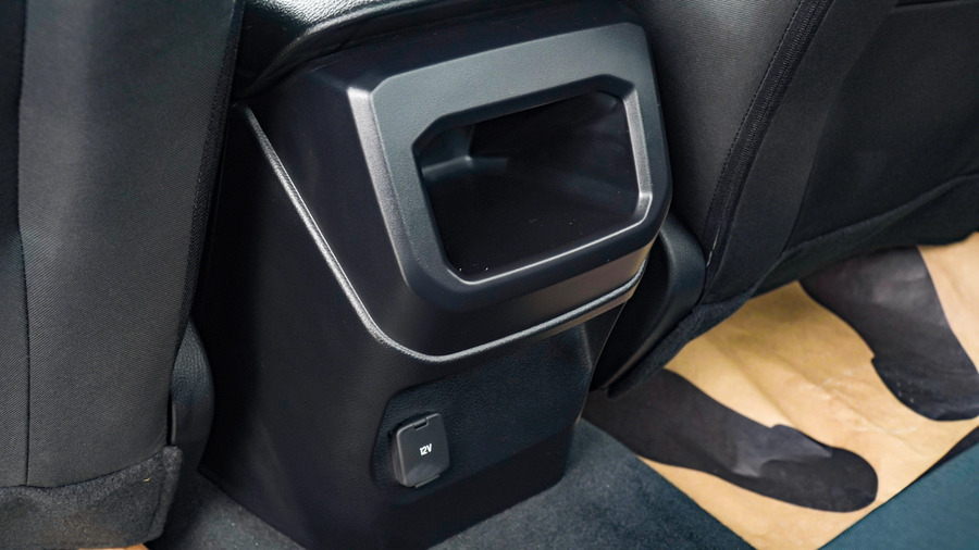 Hàng ghế sau không có cửa gió những vẫn trang bị cổng sạc