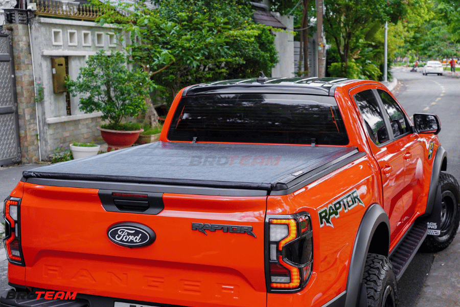 Ford Raptor độ nắp thùng cuộn điện nổi bật từ bên ngoài