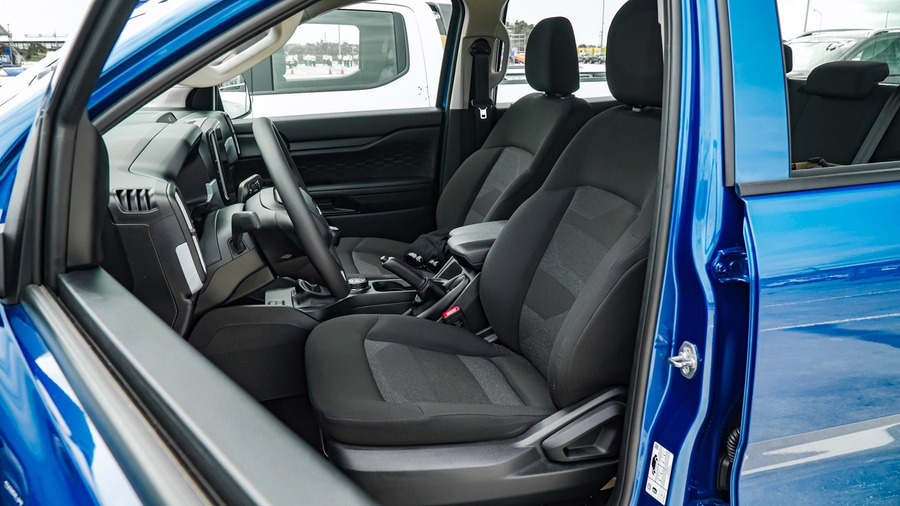 Hàng ghế đầu trên phiên bản XL của Ford Ranger 2024