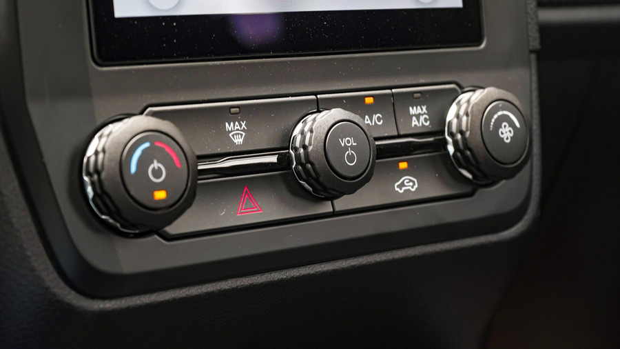 Màn hình giải trí trung tâm cỡ lớn, được đặt dọc trên Ford Ranger 2024