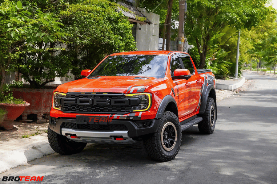 Ford Raptor thiết kế phần đầu xe phối đèn led chữ C và mặt calang Ford