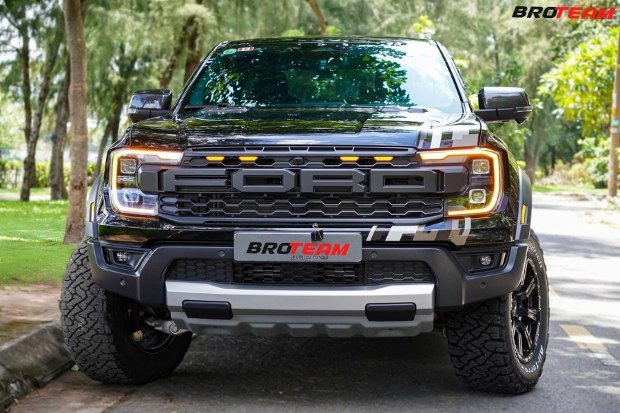 Chi tiết phần ngoại thất mặt calang và hệ thống đèn led xe Ford Ranger Raptor