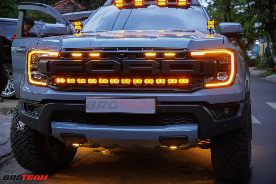 Mặt ca lăng Ford Ranger Raptor kết hợp đèn LED Amber 