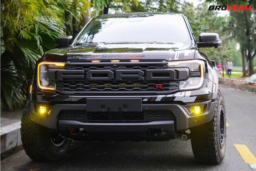 Mặt ca-lăng chữ FORD cỡ lớn là điểm nhấn nổi bật trên Ford Ranger Raptor V6