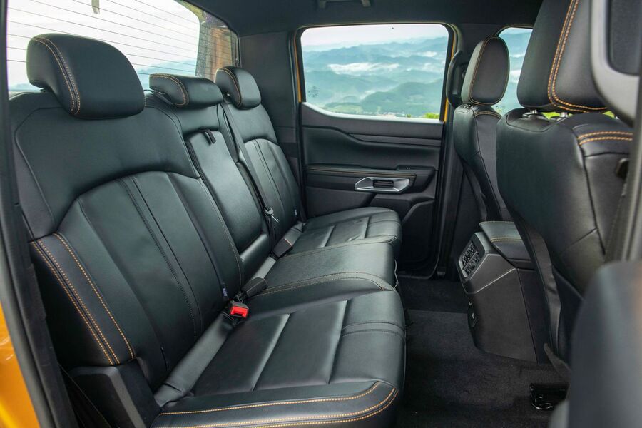 Trong khi phiên bản cao cấp nhất Wildtrak được trang bị ghế da