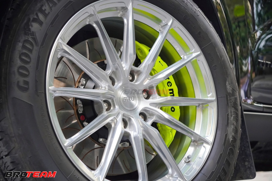 Ford Everest độ phanh đĩa Brembo