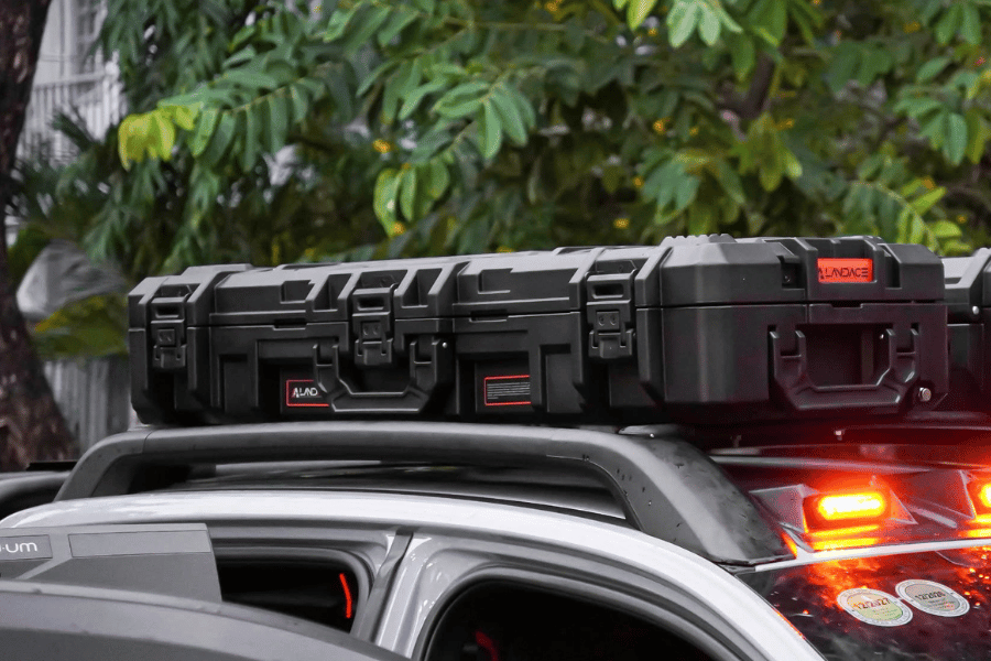 Giá nóc trormtrak và đen led Hamer trên đầu xe Ford Ranger Raptor
