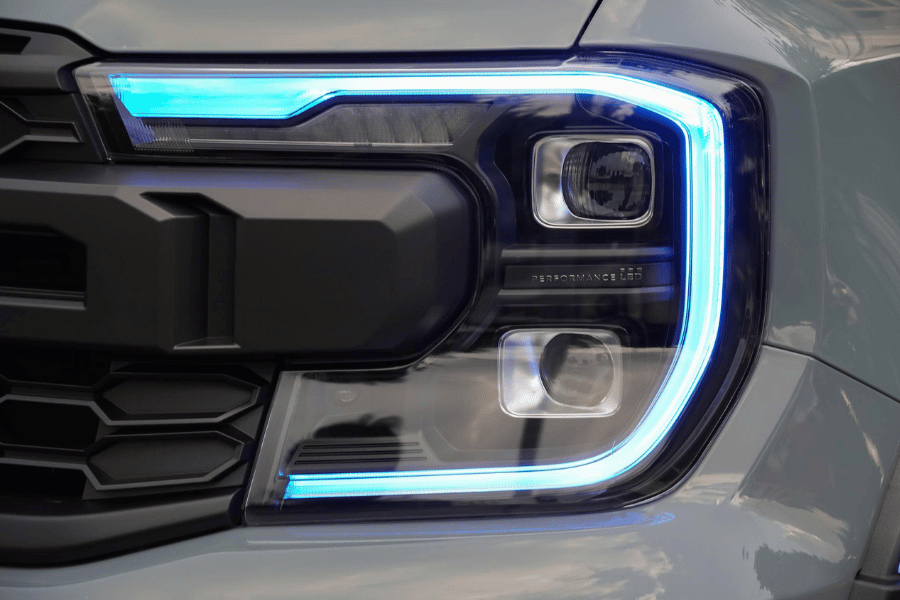 Đèn led chữ C mang điểm nhấn nổi bật cho phần đầu xe
