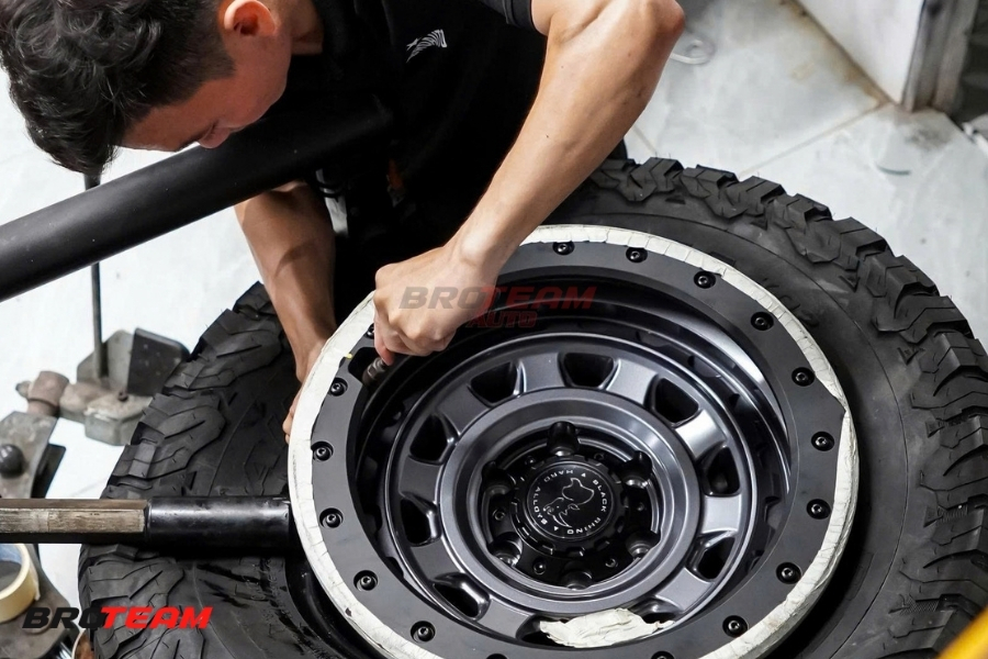Mâm Black Rhino lắp vô lốp xe Ford Raptor