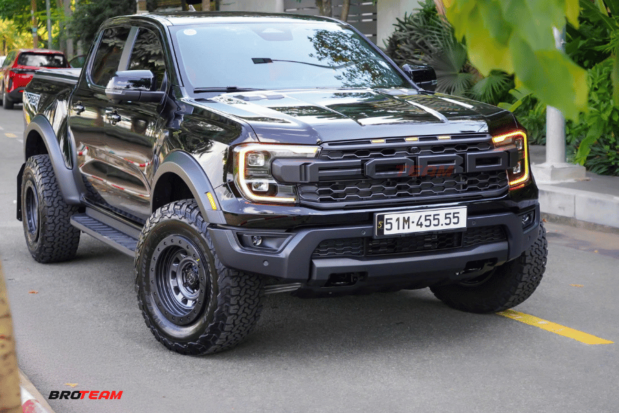 Ford Ranger Raptor độ led ốp cua vè bánh xe