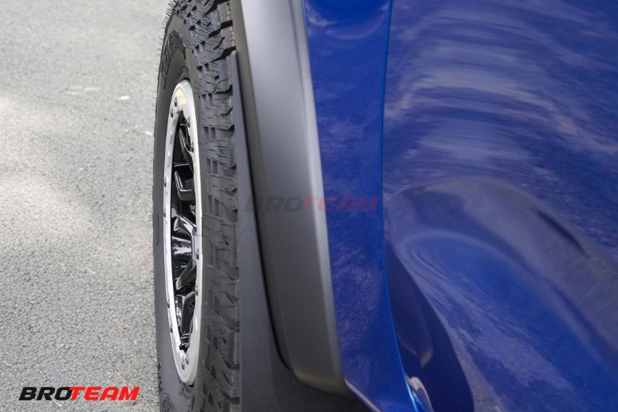 Các khối gai lớn và rãnh sâu hỗ trợ bám sát trên đường đất địa hình 