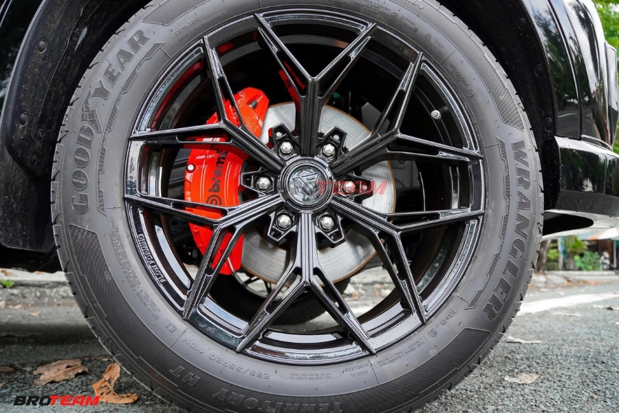 Mâm chữ Y Vampire 20 inch phối xám titan rất hợp với màu đen bóng xe Ford Everest