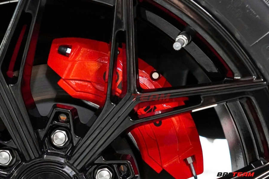 Ốp má phanh Brembo điểm nhấn nhỏ nhưng thu hút bao ánh nhìn về phần bánh xe