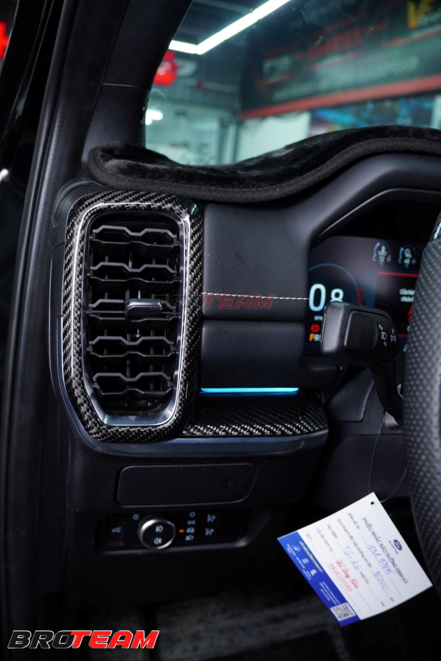 Nội thất Ford Everest Platinum cao cấp carbon fiber