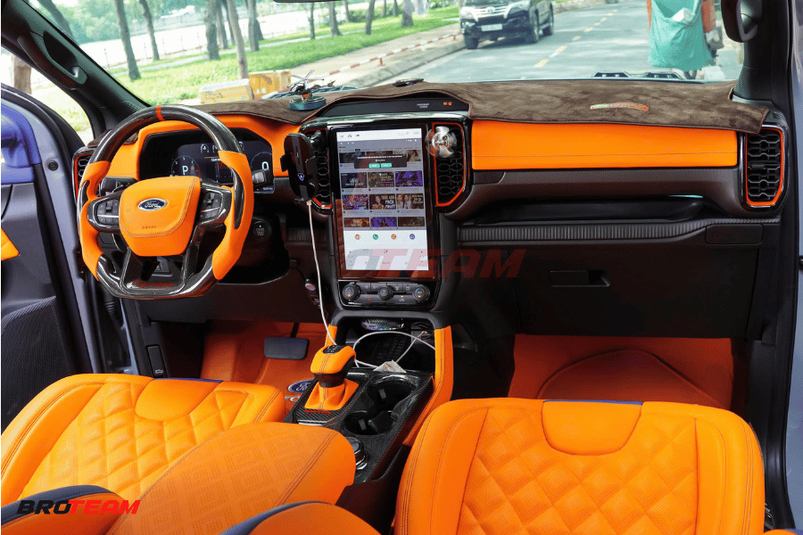 Khoang lái xe Ford Ranger Raptor được cá nhân hoá theo phong cách riêng