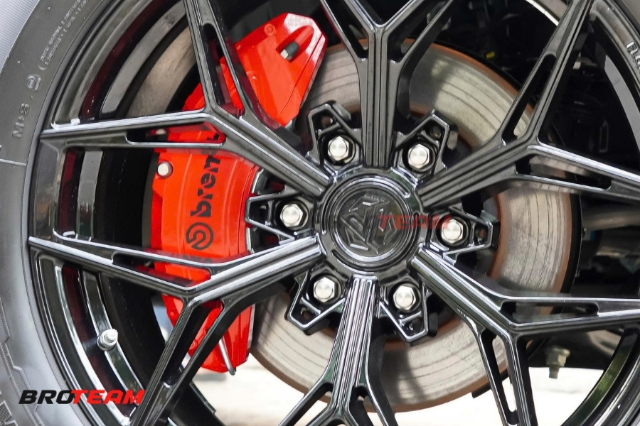 Ốp má phanh brembo đỏ không thể thiếu khi độ mâm